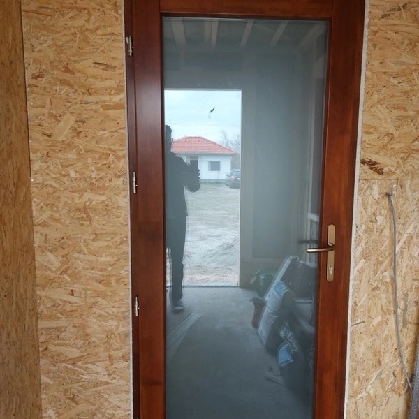 Prémium kültéri ajtó savmart üveggel, tömörfából.